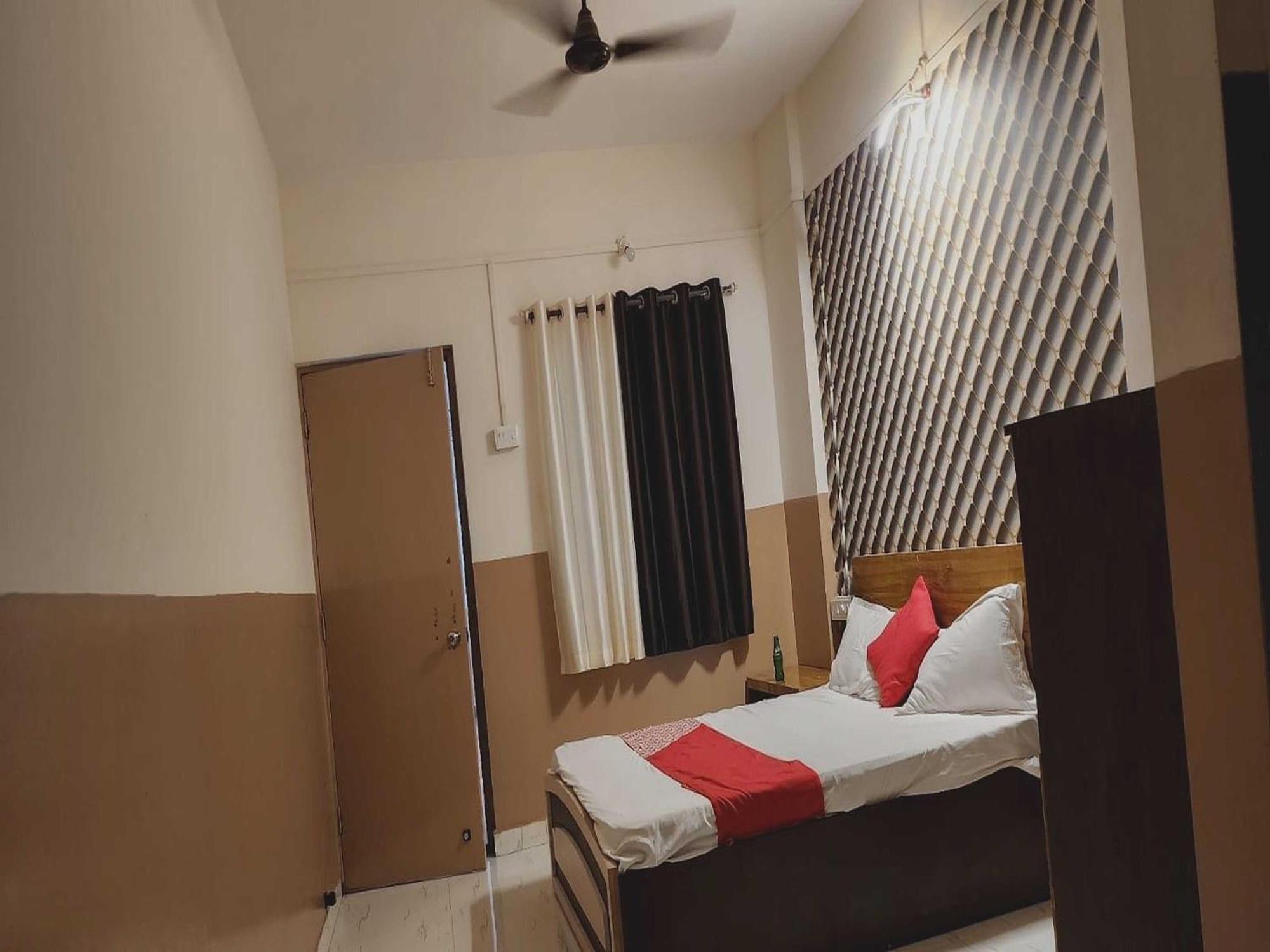 Hotel Royal Lodging Phursungi 外观 照片
