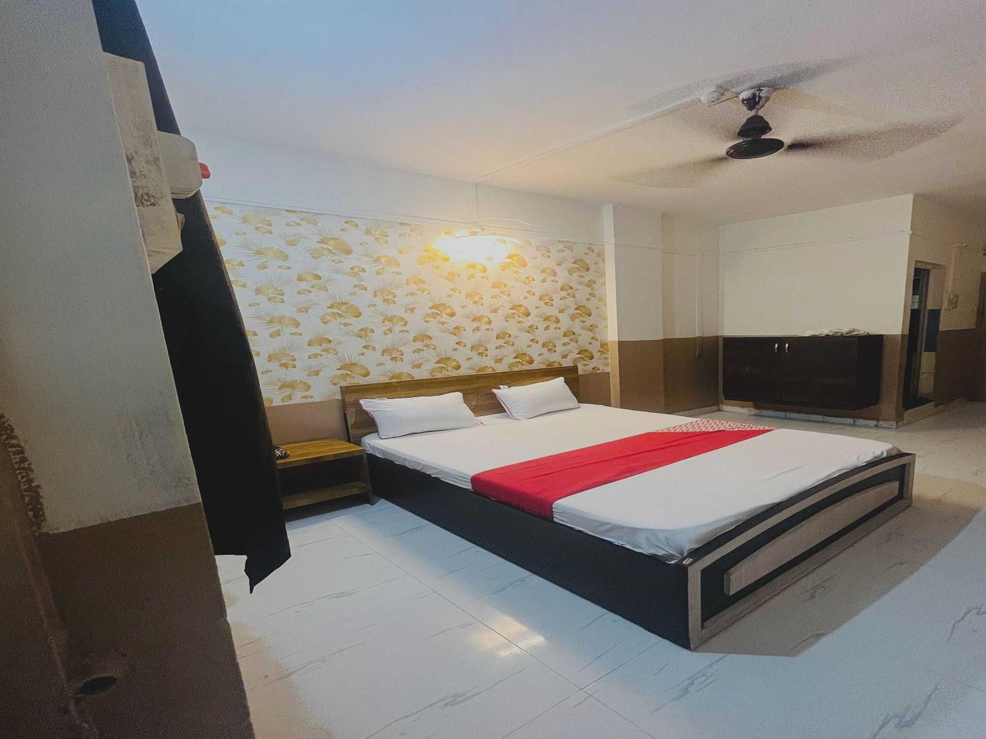Hotel Royal Lodging Phursungi 外观 照片