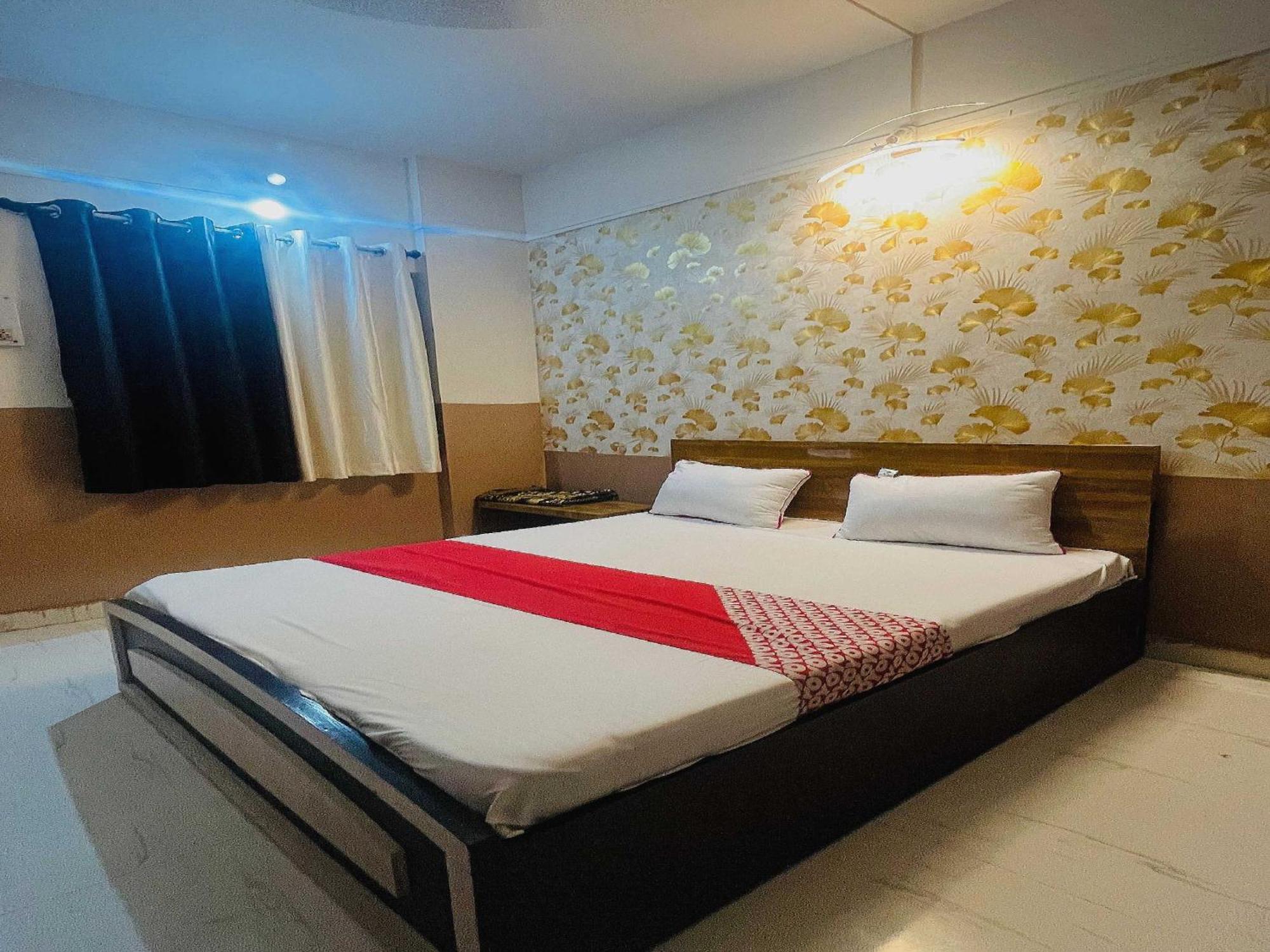 Hotel Royal Lodging Phursungi 外观 照片