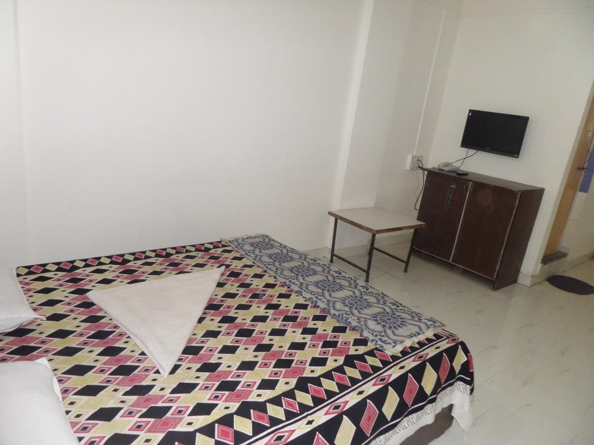 Hotel Royal Lodging Phursungi 外观 照片