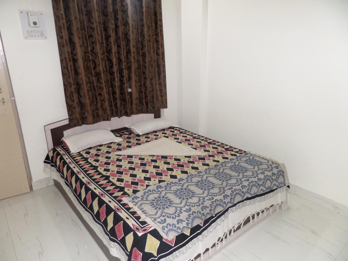 Hotel Royal Lodging Phursungi 外观 照片