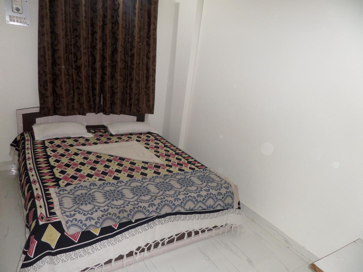 Hotel Royal Lodging Phursungi 外观 照片