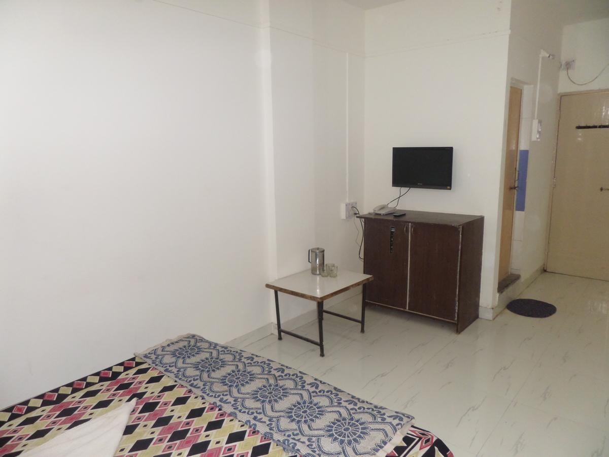 Hotel Royal Lodging Phursungi 外观 照片